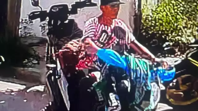 Bastaron unos minutos para que el ladrón se llevara la motocicleta