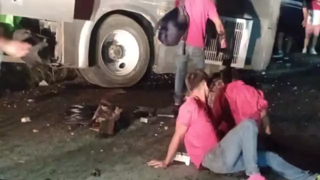 El conductor perdió el control de la unidad tras el impacto y se salió de la cinta asfáltica.