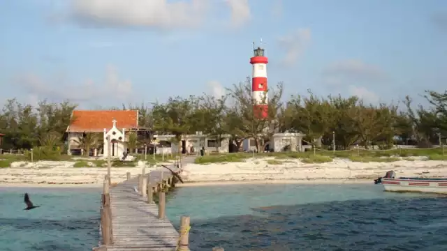 La única manera de llegar es por mar