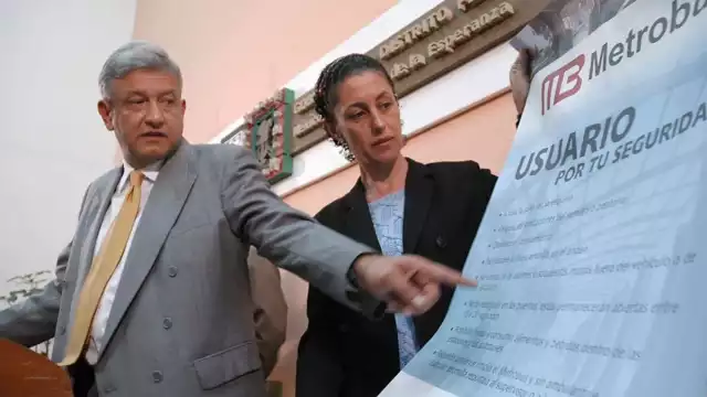 El mensaje está acompañado por una fotografía que muestra López Obrador que en ese momento era jefe de Gobierno de la capital. Foto: Especial