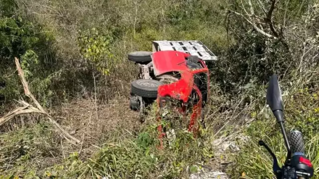 El conductor resultó ileso tras la aparatosa volcadura en Huhí