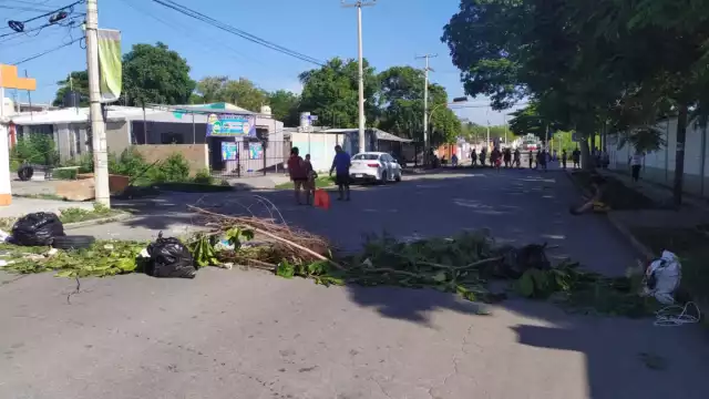vecinos cerraron la circulación con ramas, piedras y bolsas de basura