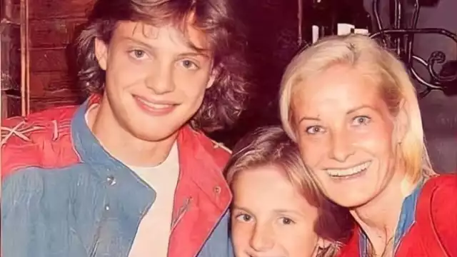 Luis Mi, su hermano y su mamá. Foto: Especial