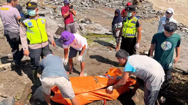 En el distrito de Agam, Sumatra Occidental, casi 80 personas permanecen desaparecidas bajo toneladas de lodo