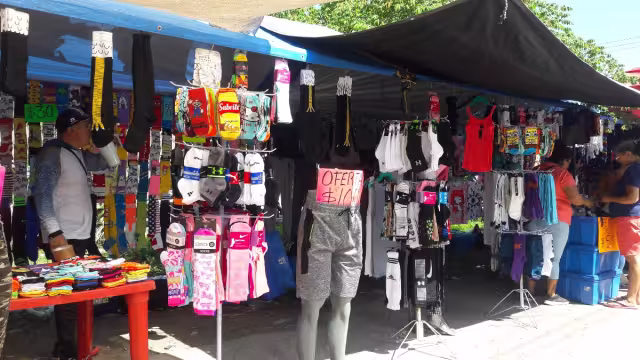 Estas ropas se venden en los tianguis de manera informal