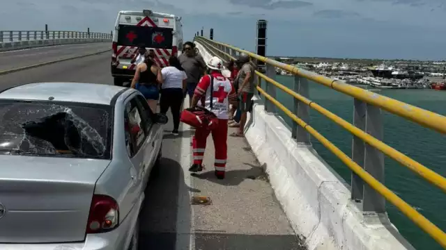 Por fortuna hubo un segundo motociclista quien alertó de la presencia de la tragedia a quienes circulaban por esta vía