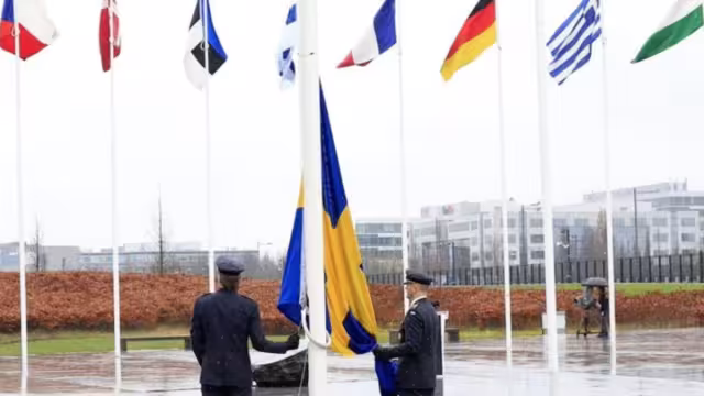 La bandera de Suecia se izó en la sede de la OTAN tras su ingreso en la alianza