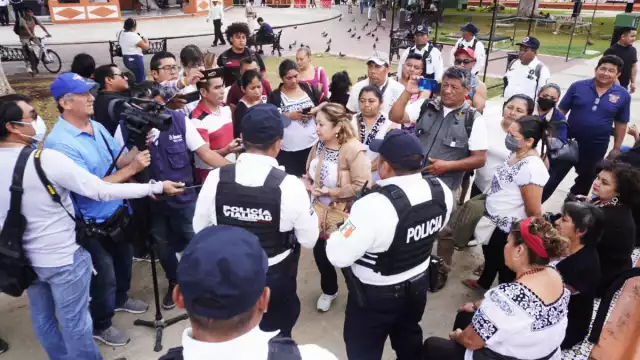 Los artesanos de nuevo indicaron que cuentan con un permiso para laborar en el lugar