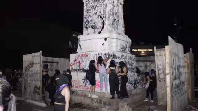 Le prendieron fuego a las maderas del monumento a Felipe Carrillo Puerto y así como las instaladas frente a Palacio de Gobierno