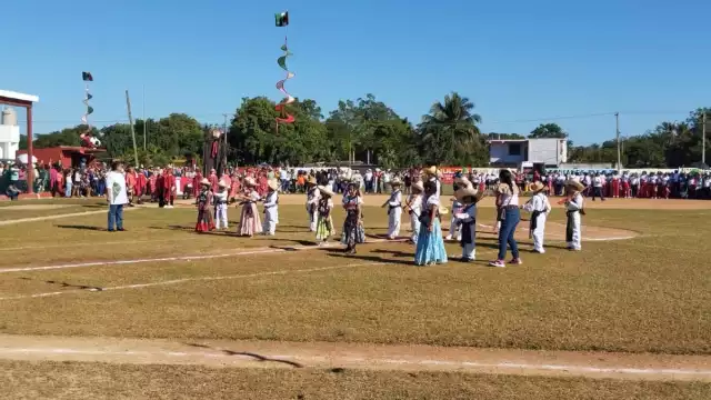 En el desfile se cuenta con la participación de alumnos de preescolar, primaria y secundaria
