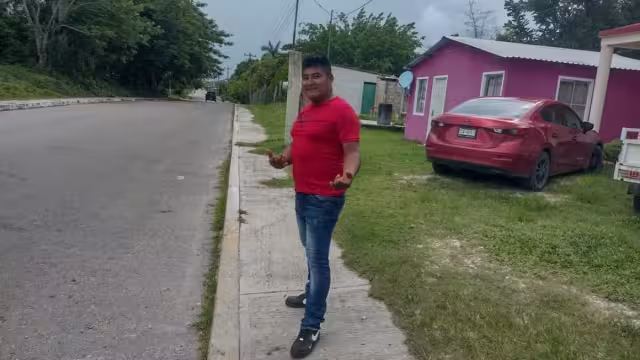 El hombre salió a bordo de su motocicleta para vender el pan en comunidades de Candelaria