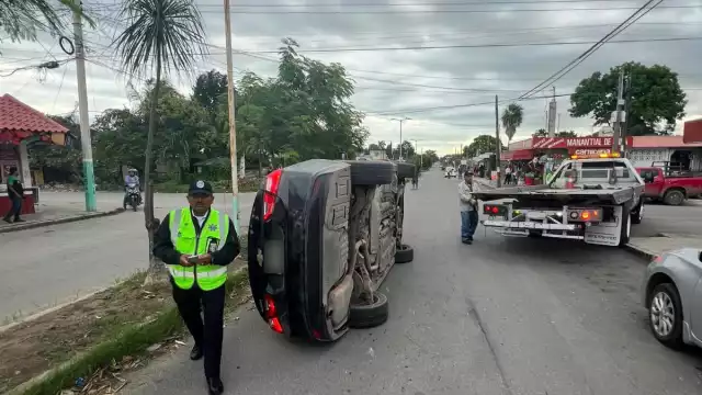 El chofer del Malibú impactó un auto estacionado.