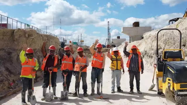 Los trabajos de desmonte para conectar la vía del ferrocarril llegaron a la carretera Chetumal-Bacalar, cerca del kilómetro 19, en donde se construirá una estación