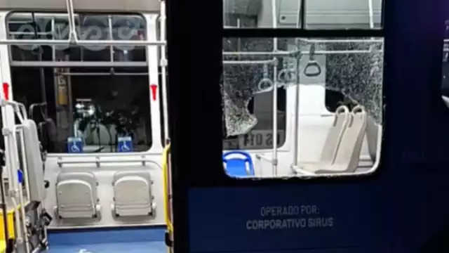 La joven pensó que sería víctima de un delito y rompió la ventana del Va y Ven