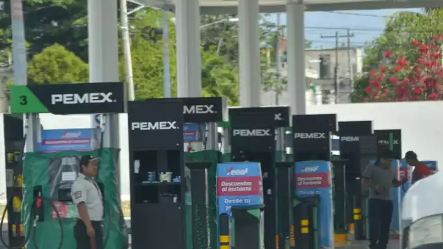 La gasolina regular o magna se vende en 23.74 pesos promedio por litro