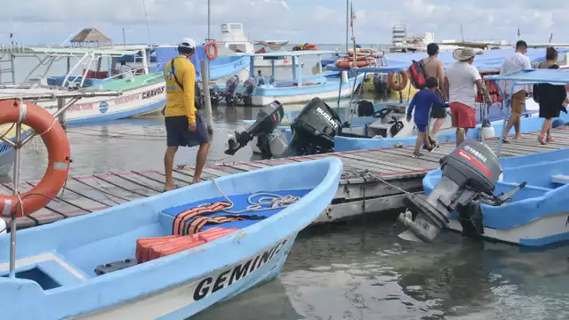 Pese a que el día se mantuvo mayormente nublado, los visitantes aguardaban para zarpar.