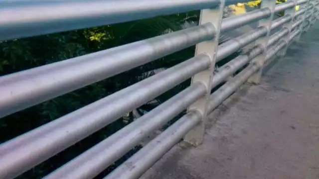 Una familia se llevó un susto tras chocar con un barandal de contención