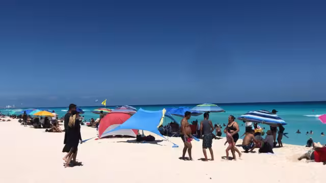 Además de los guardavidas, que recorren en un cuatrimoto la costa, y personal de bomberos, la zona de playas es resguardada por personal de la Guardia Nacional y unidades raptor de la Policía Quintana Roo.