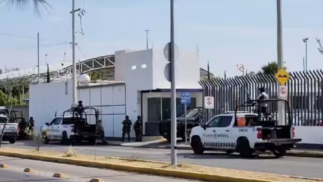 La Comandancia Norte de Celaya, Guanajuato, fue objeto de un ataque cuando sujetos lanzaron al estacionamiento un artefacto explosivo que no detonó