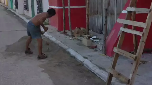 Los albañiles ganan 200 pesos diarios