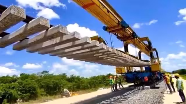 Carros cargados con piezas llegan a la zona de obra