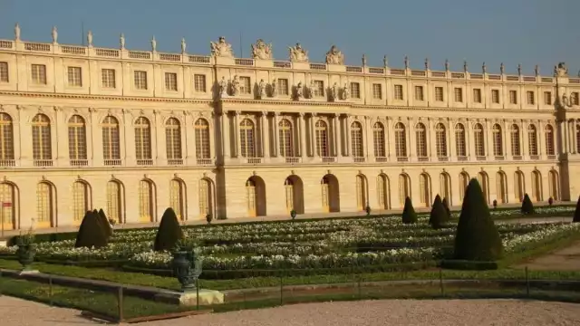 El Palacio de Versalles en Francia, debio cerrar ante una amezana de bomba