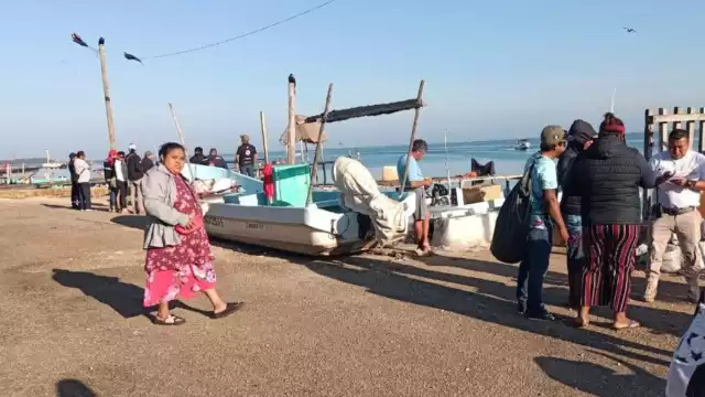 Los hombres de mar continúan las labores de manera independiente, luego de cancelarse el operativo por el hallazgo de la lancha hundida, el pasado sábado.