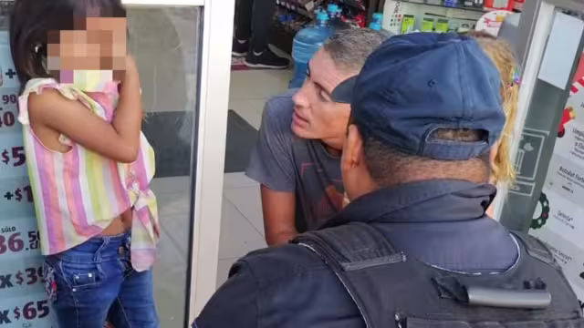 En tanto, en las inmediaciones de la zona inició un operativo de búsqueda para dar con sus familiares.