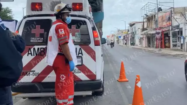 Cruz Roja atiende a motociclista herido en percance vial