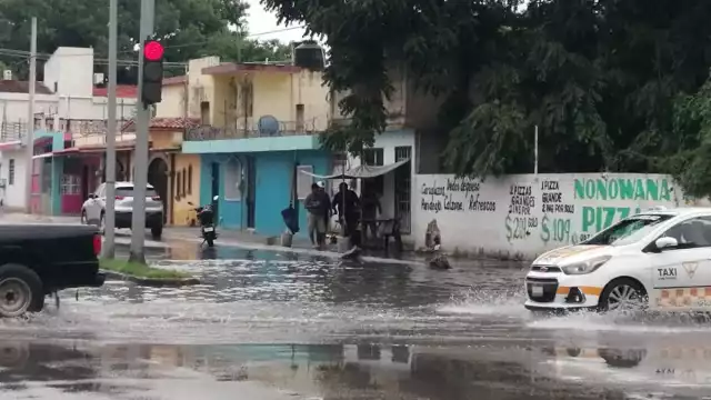 Empiezan afectaciones por el canal de baja presión en Chetumal, habitantes toman precauciones antes las torrenciales lluvias