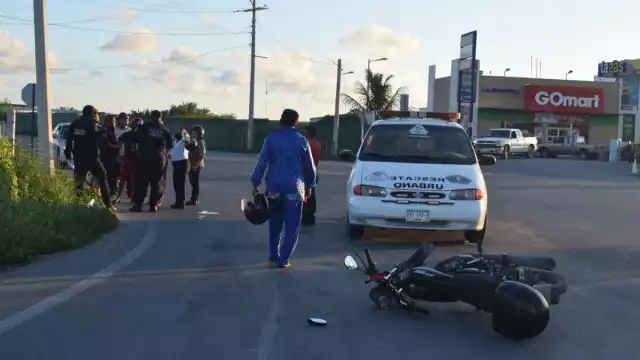 Motociclista impacta contra vehículo y sufre aparatosa caída en Progreso