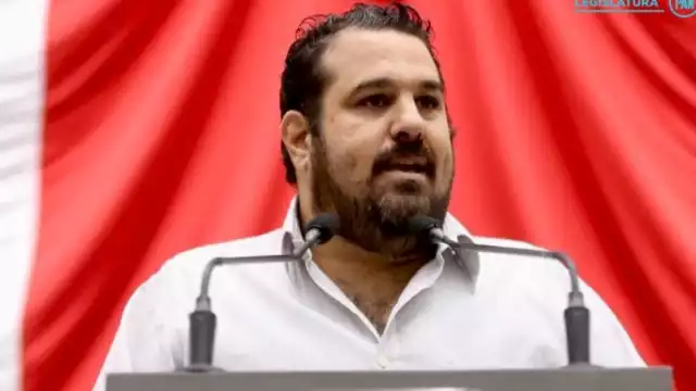 Esteban Abraham Macari ya no asiste al Congreso de Yucatán, donde solamente jugaba con su celular y se tomaba 'selfies'