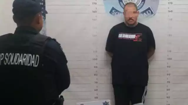 El hombre fue detenido por la policía municipal de Playa del Carmen