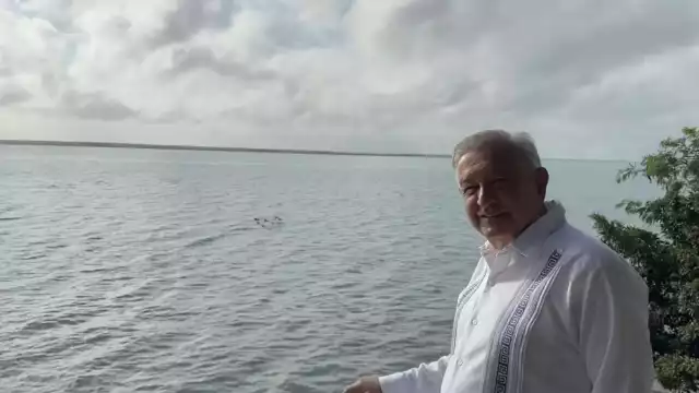Andrés Manuel López Obrador compartió este sábado un video desde la Laguna de los Siete Colores en Bacalar, Quintana Roo