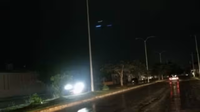 La ausencia de luz en estas áreas ha generado inquietud entre los habitantes, así como críticas hacia los responsables del funcionamiento de este servicio.