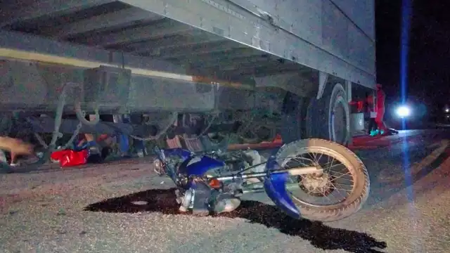 La motocicleta quedó debajo un camión de carga