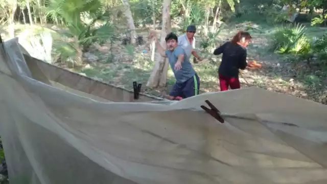 En diciembre, el extranjero acusa que tiraron bombitas dentro de su dormitorio