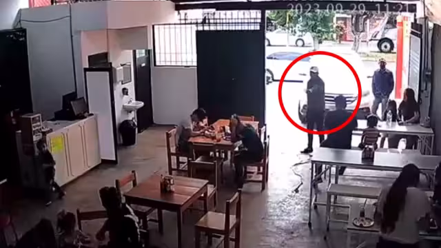 Los hombres abordaron un auto para escapar del sitio