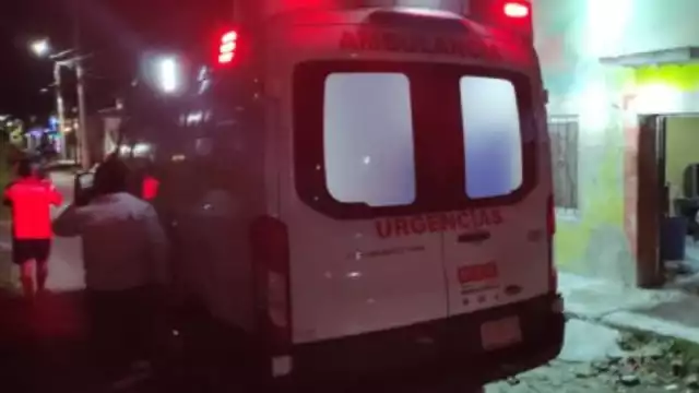 El hombre su apuñalado en el cuello y el ojo