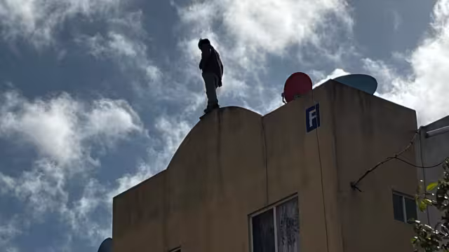 El individuo, al parecer, estaba bajo los influjos de algún estupefaciente; lo llevaron al hospital. 
