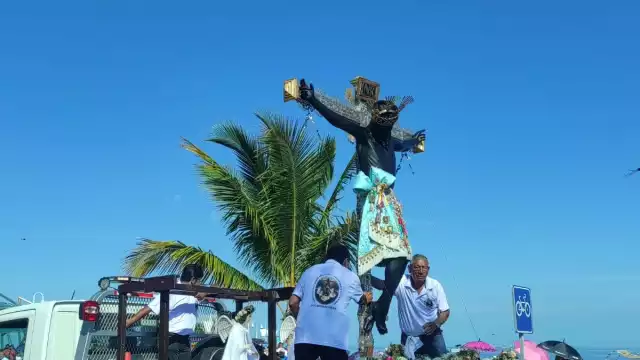 El Cristo Negro se dirige al muelle de pescadores