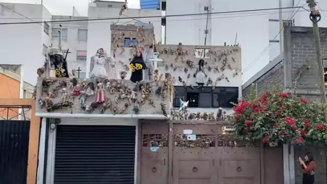 Esta casa se encuentra habitada por una señora, quien tiene cariño por las muñecas