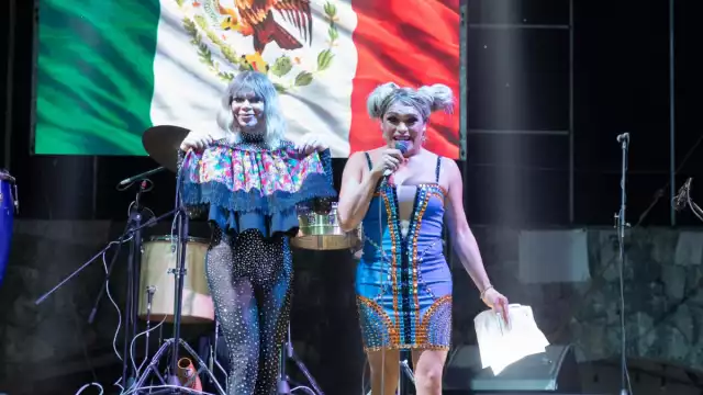 En la fiesta también estaba la dirigente estatal de Morena, Joana Acosta