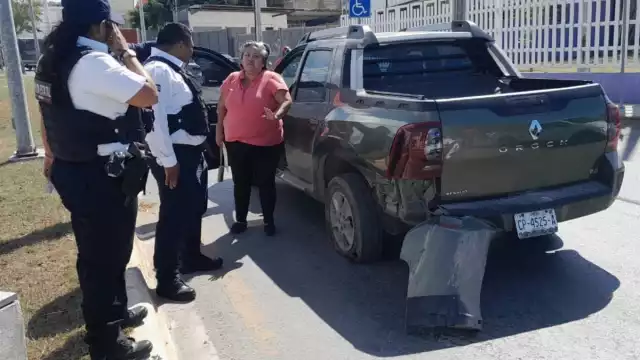 La mujer chocó contra un automóvil que circulaba a exceso de velocidad