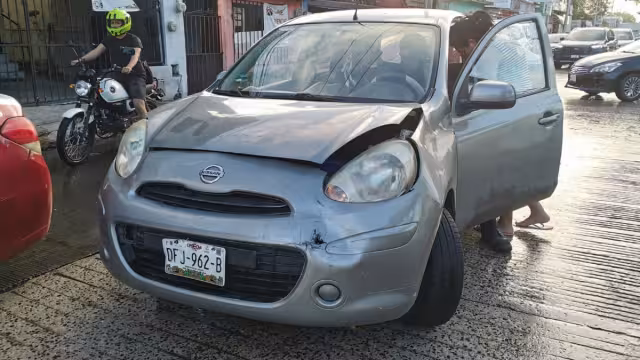 Exceso de velocidad y pavimento mojado provocan choque por alcance