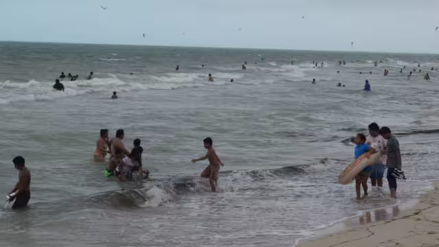 Durante las primeras horas de la mañana, los rayos del sol impactaron la costa y no se avistaba una jornada con cielo nublado