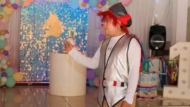 El payasito se ha viralizado en redes sociales por sus ofertas para apoyar a sus hijos.