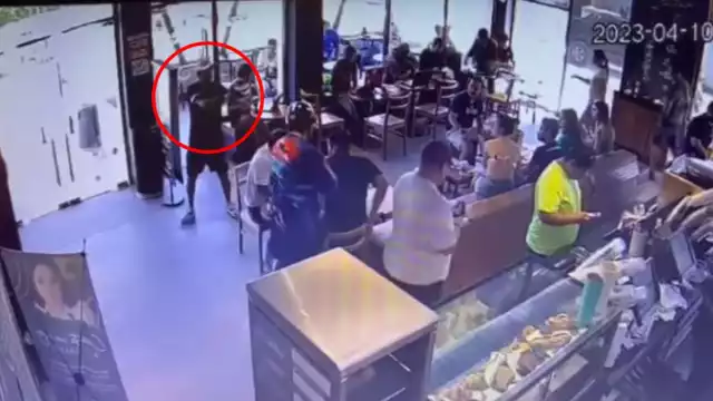 Dos hombres ingresaron al Starbucks de Tulum para asaltar a un empresario