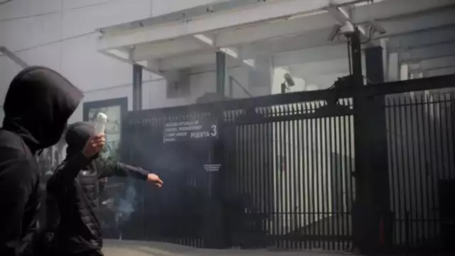 Con petardos y pintas, familiares de normalistas se manifestaron la tarde del miércoles en el Senado de la República, para exigir un avance en la investigación de los 43