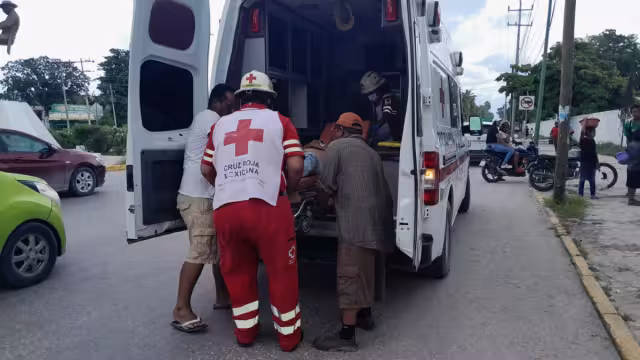 El motociclista terminó con lesiones en la cabeza y los brazos